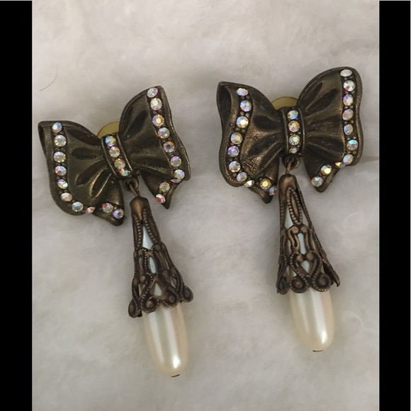 Jewelry - Vintage (1985) Bronze colored earrings w/faux pearl and crystals